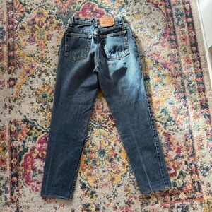 90s Vintage Levi’s 512 High-Waisted Mom Jeans – Classic Medium Wash Denim